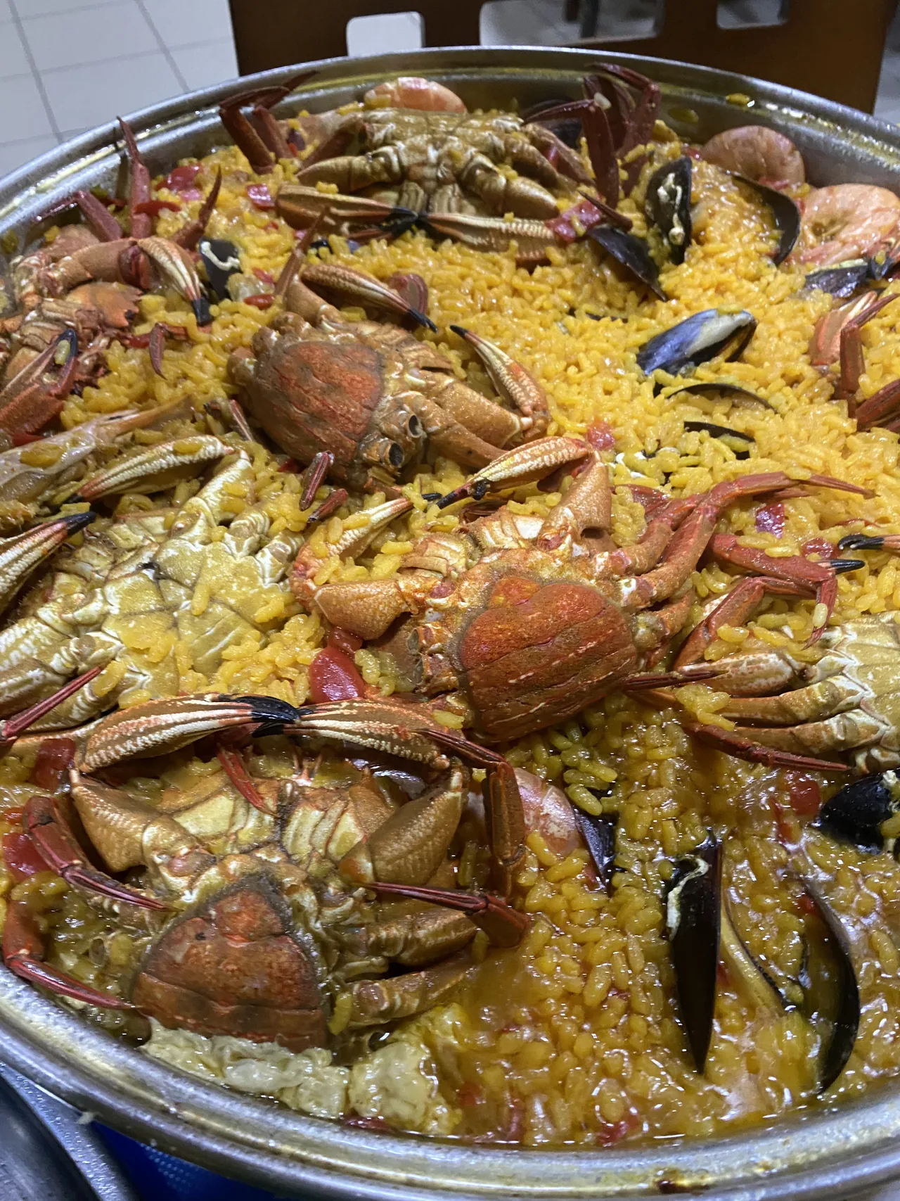 Arroz con marisco servido en una paella en El Bosque