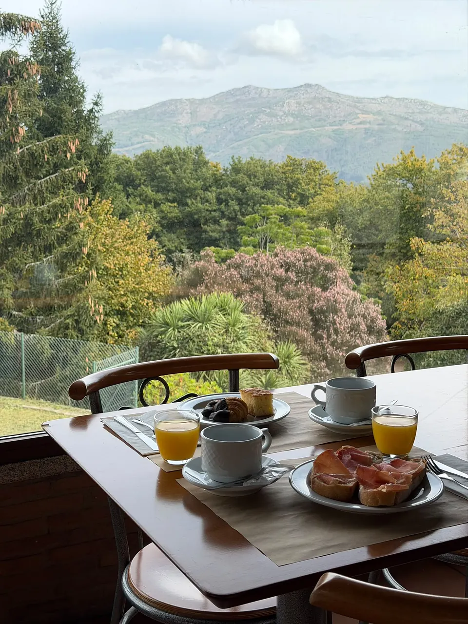 Mesa de desayuno en la cafetería de El Bosque, con vistas al monte