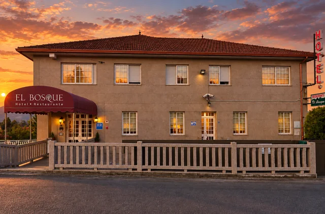 Fachada del Hotel Restaurante El Bosque al atardecer, en Peinador (Mos), junto al aeropuerto de Vigo