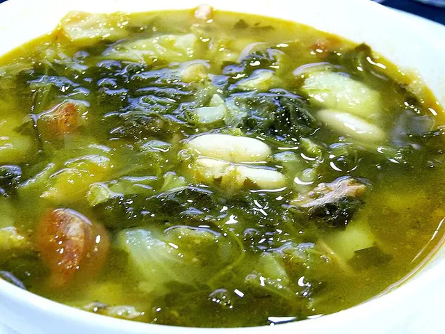 Caldo gallego visto de cerca: verdura, patata y alubias blancas en su caldo