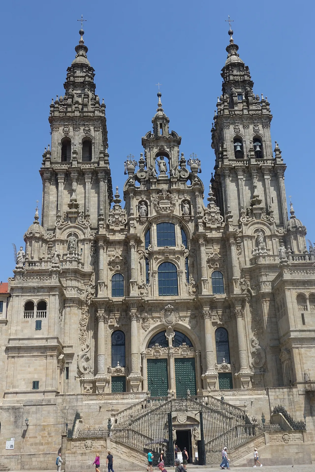 Fachada del Obradoiro de la catedral de Santiago de Compostela, con sus dos torres barrocas, en un día de cielo azul