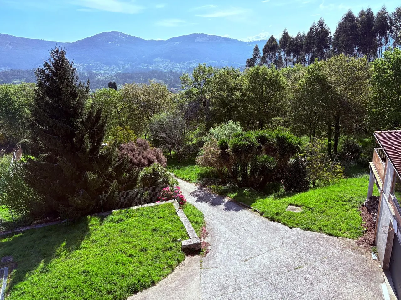 El jardín de El Bosque, en Peinador (Mos), con las montañas de Galicia al fondo