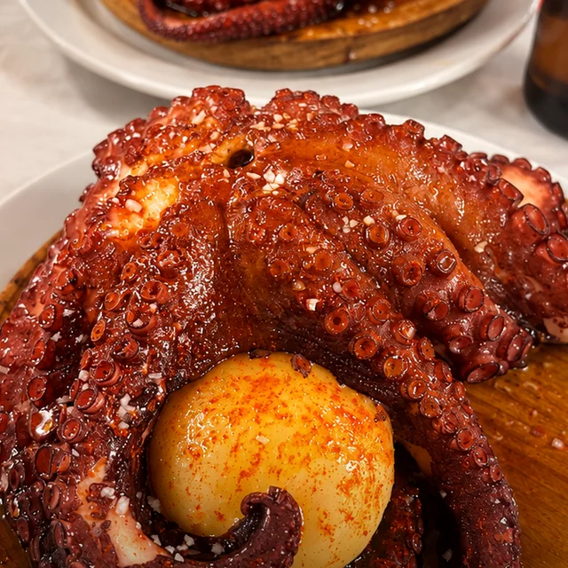 Pulpo á feira con pimentón y patata en el restaurante El Bosque, en Mos
