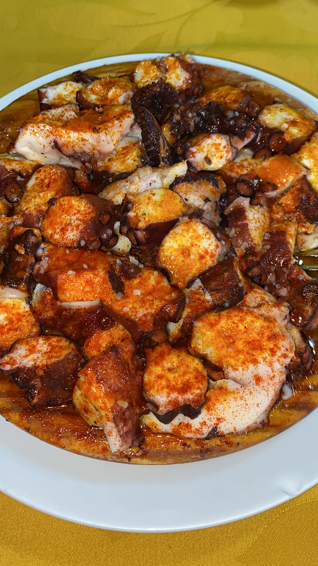 Pulpo con patatas y pimentón del restaurante El Bosque, en Peinador (Mos)