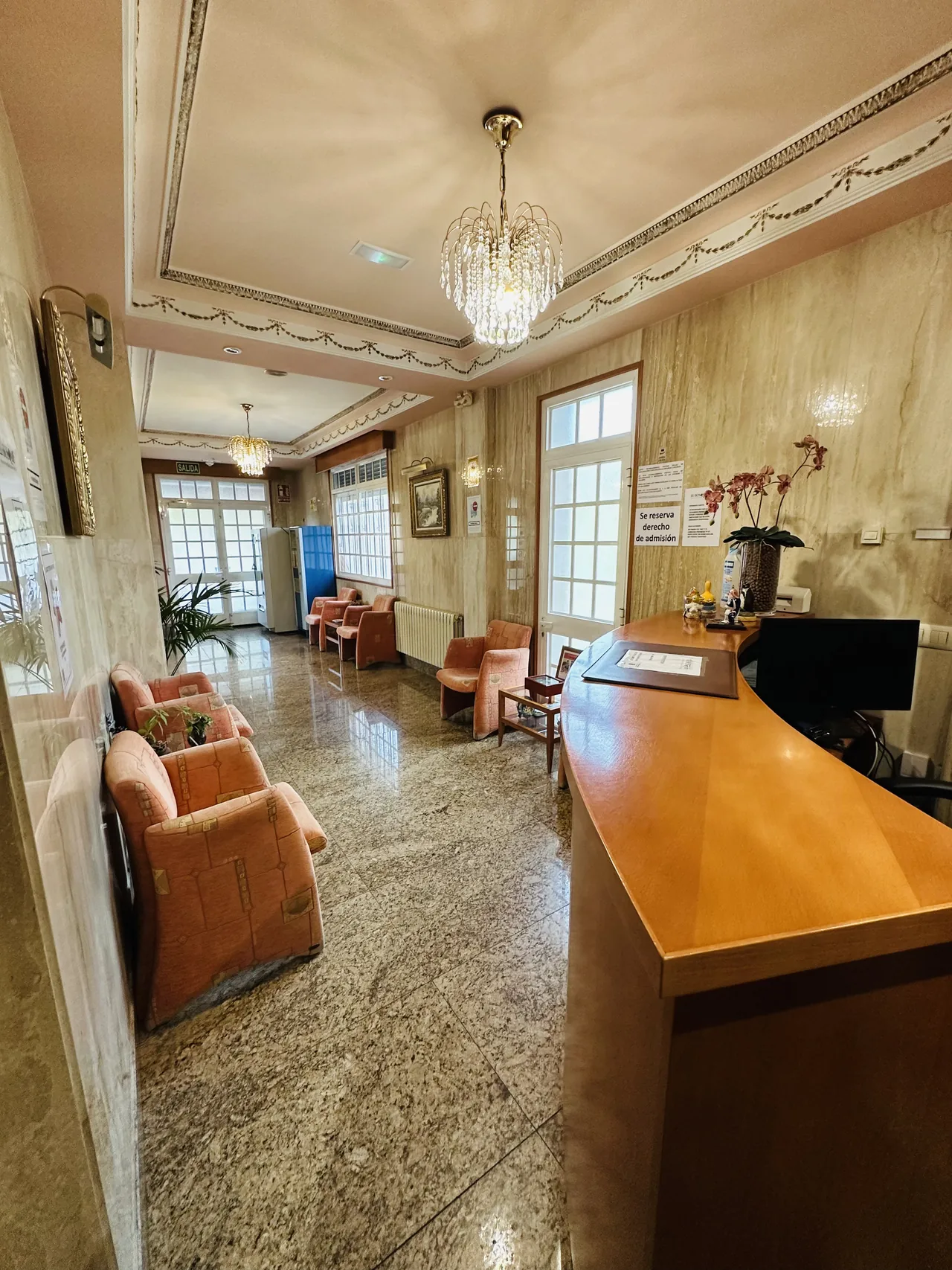 Vestíbulo y mostrador de recepción del Hotel El Bosque