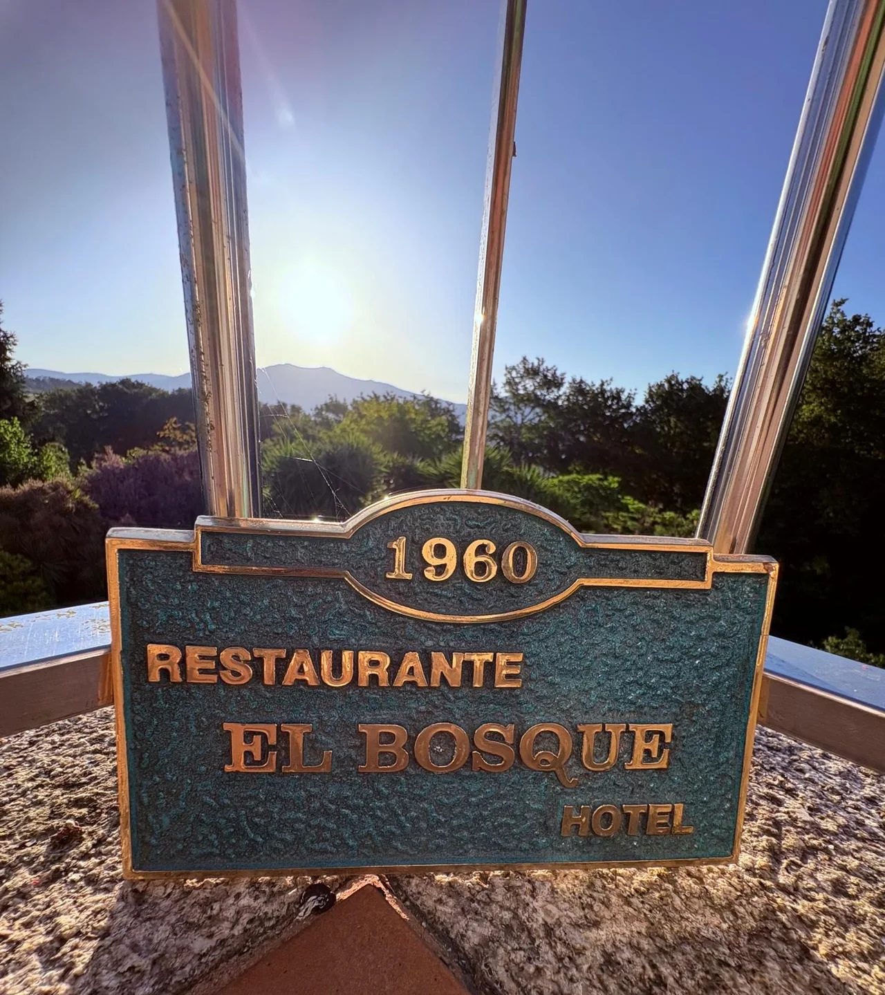 Rótulo antiguo de Restaurante El Bosque con la fecha 1960 junto a una ventana