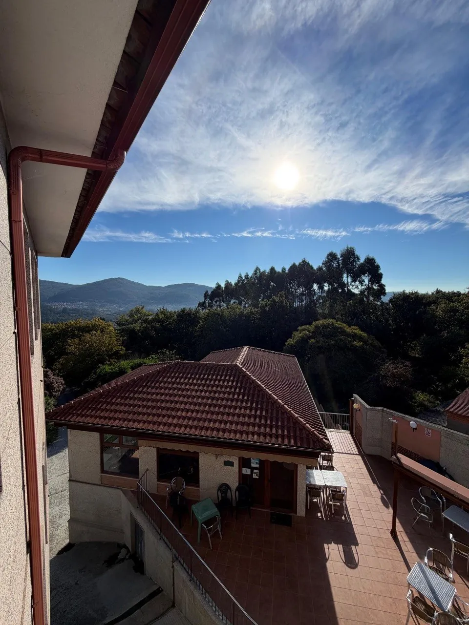 Terraza del bar de El Bosque con los eucaliptos y los montes de Mos al fondo, en Peinador