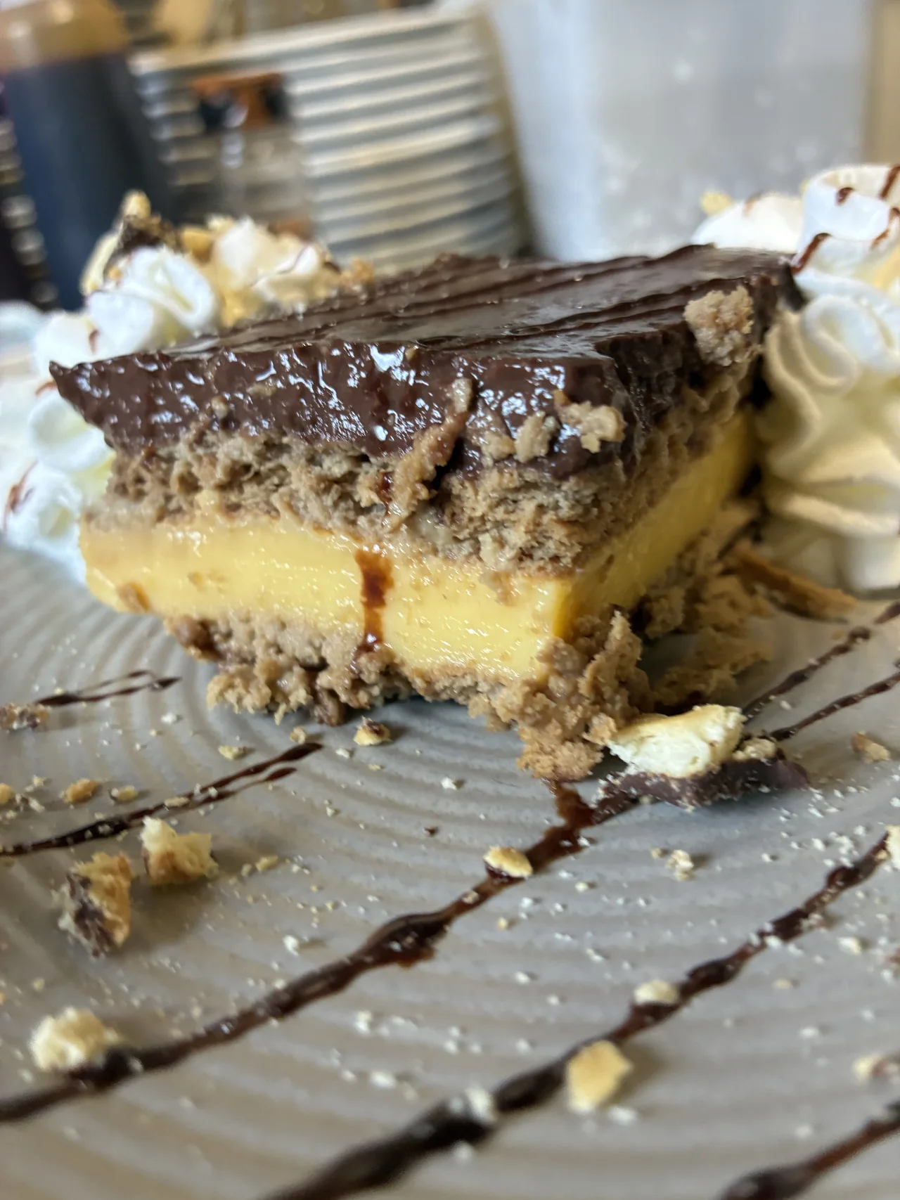 Primer plano de una porción de tarta con chocolate y nata