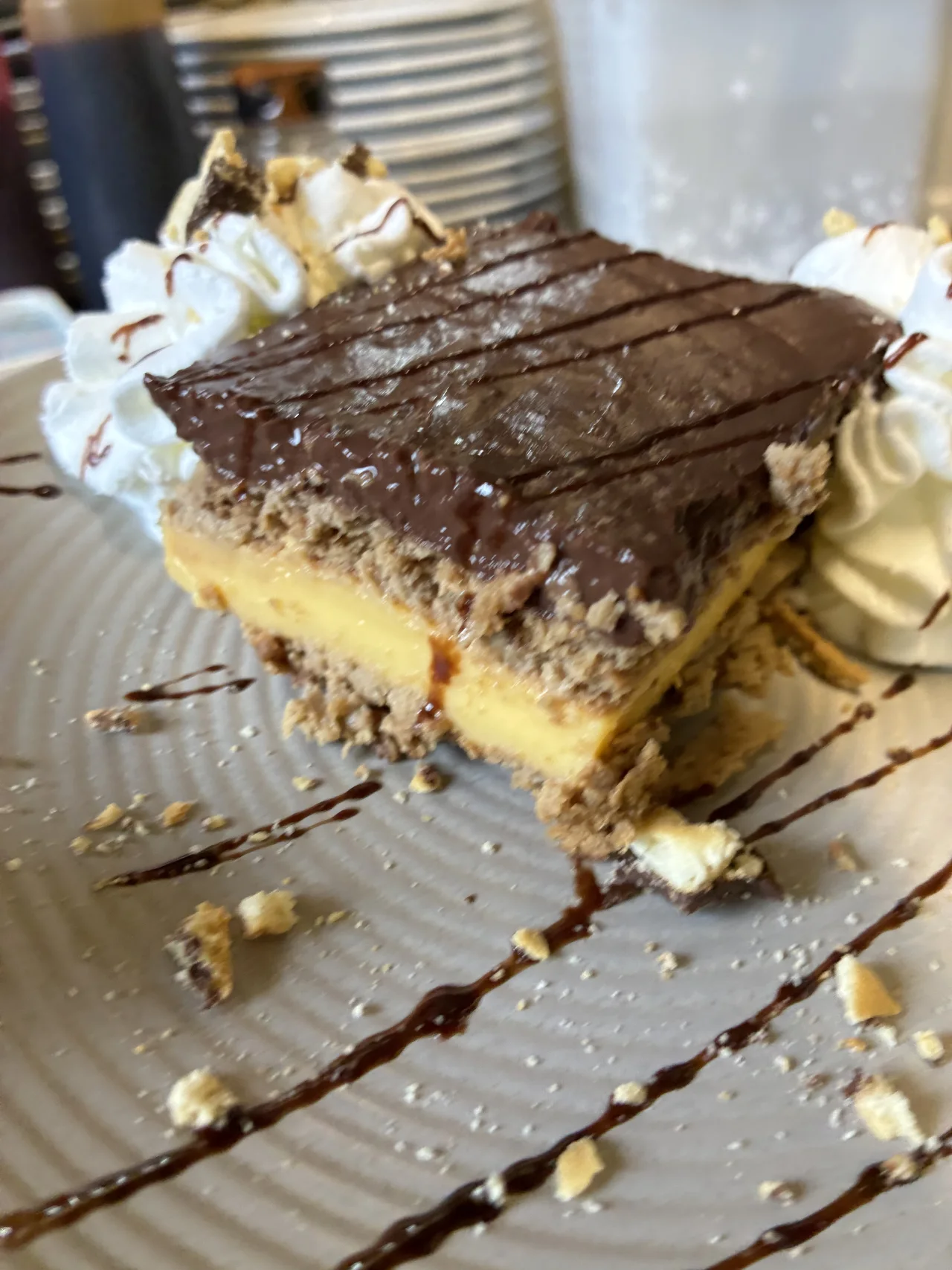 Porción de tarta con chocolate y nata vista desde otro ángulo