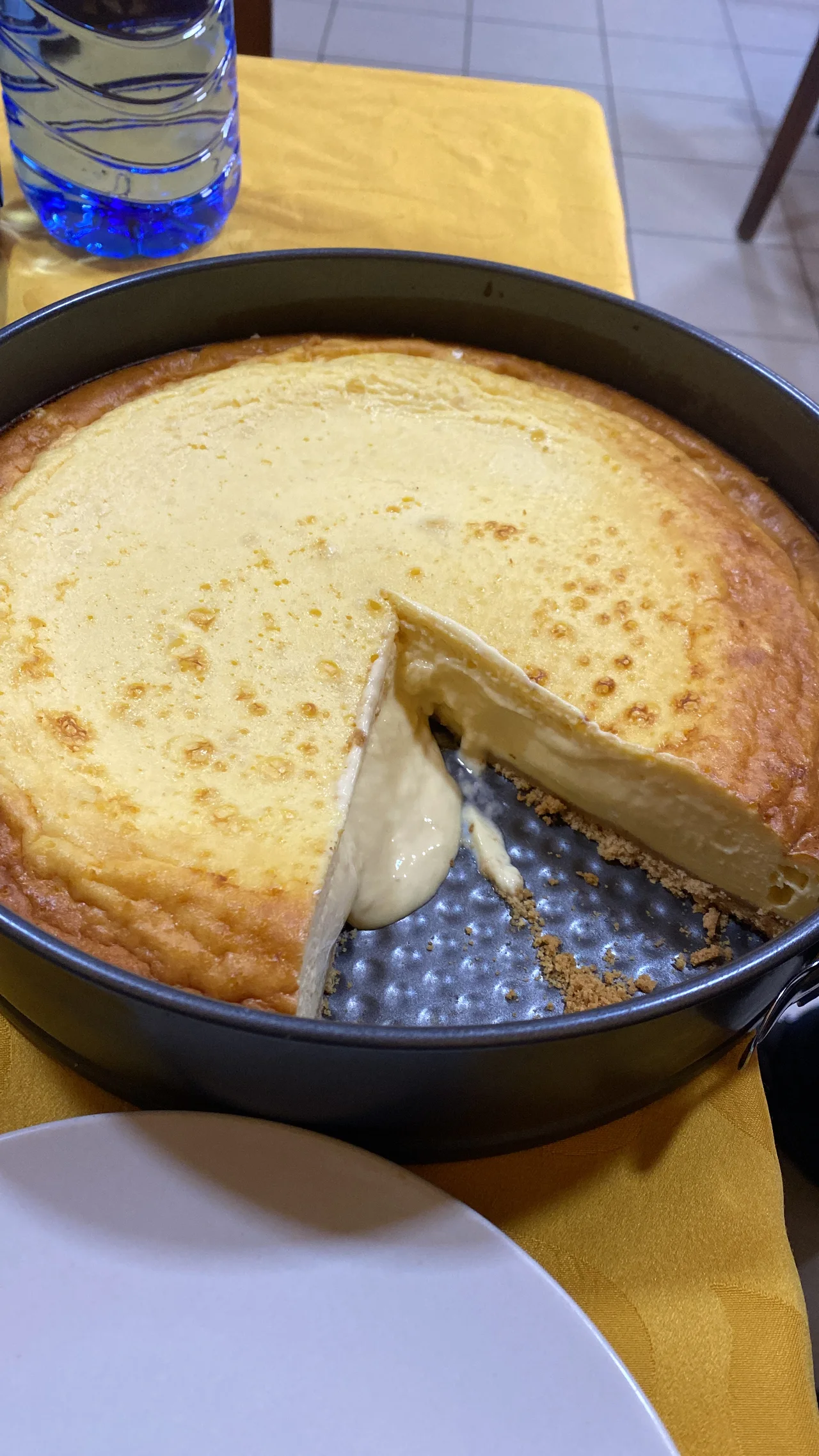 Tarta redonda de superficie dorada con una porción cortada