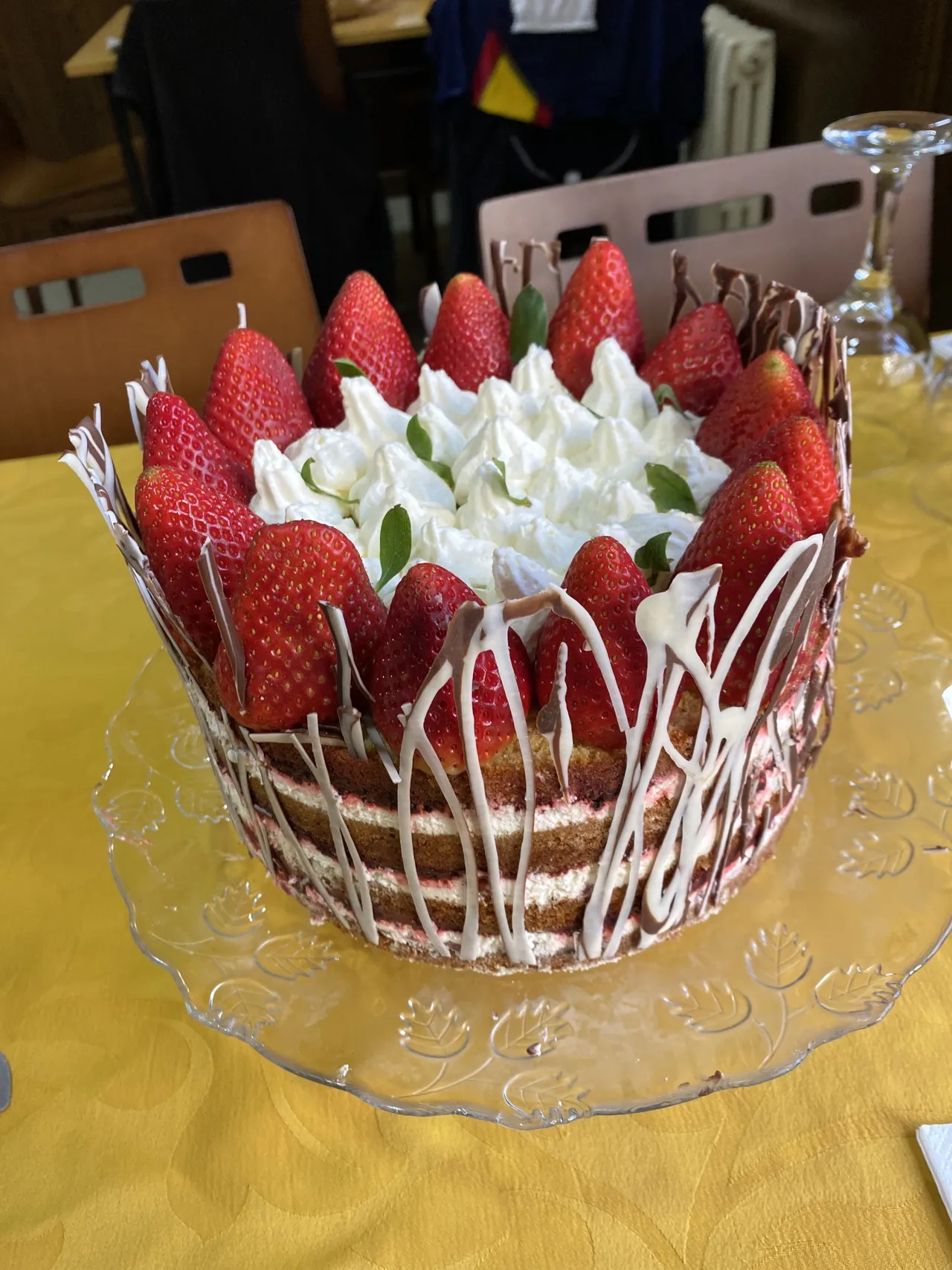 Tarta con fresas, nata y decoración de chocolate en El Bosque