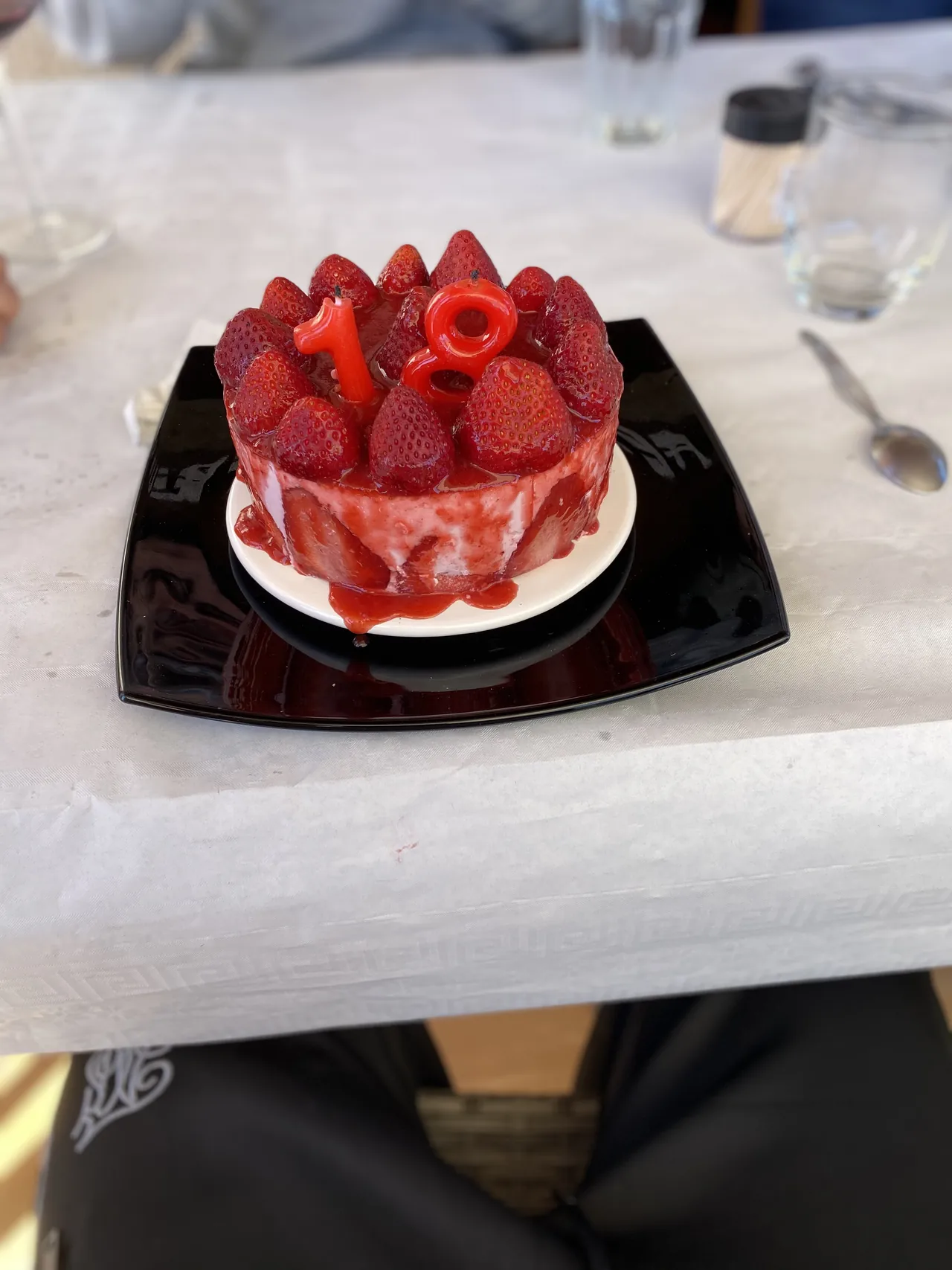 Tarta pequeña decorada con fresas y frutos rojos en El Bosque