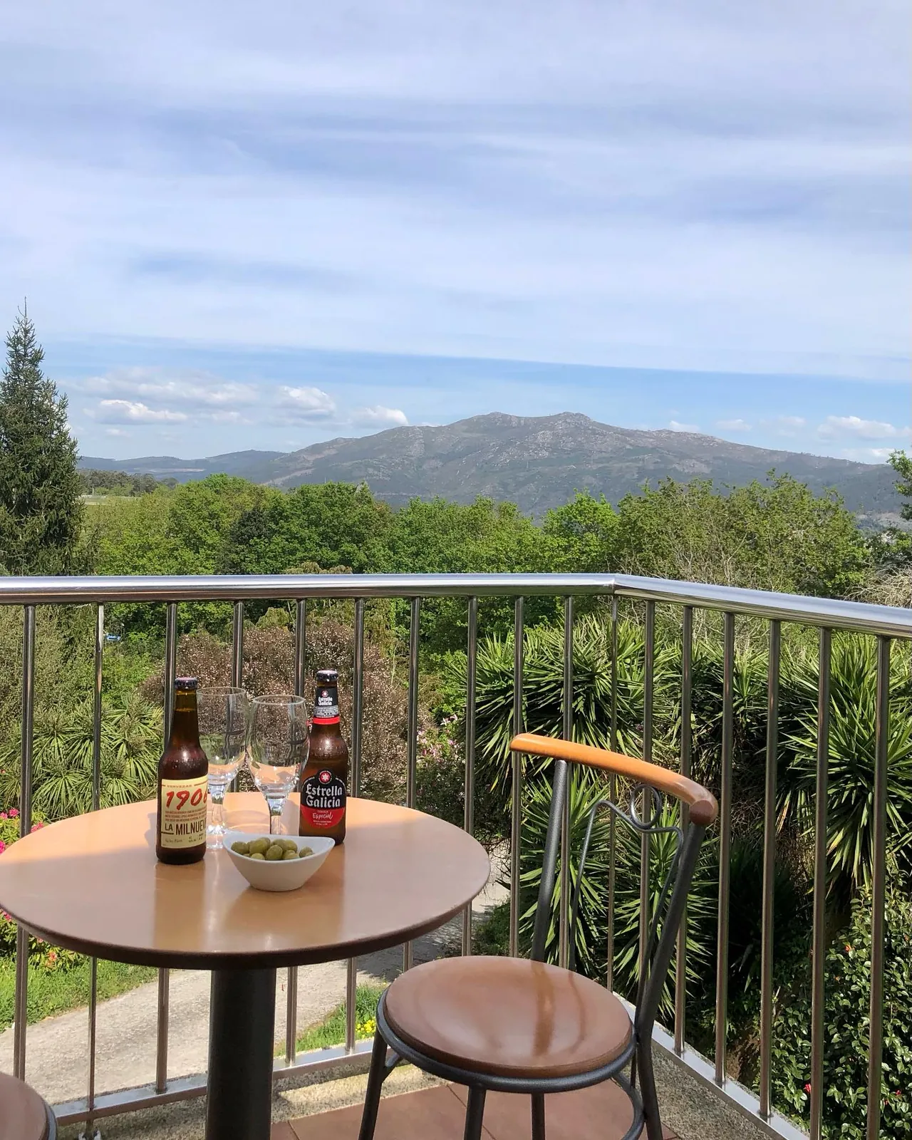 Mesa en la terraza de El Bosque con vistas a los montes de Mos, para salir a conocer Vigo