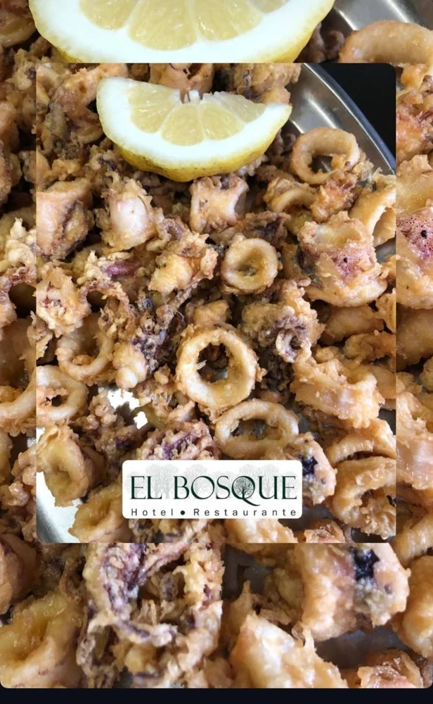 Calamares fritos con limón en el restaurante El Bosque, en Mos