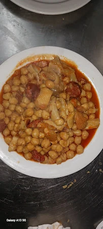 Callos caseros, con garbanzos y chorizo en el restaurante El Bosque, en Mos