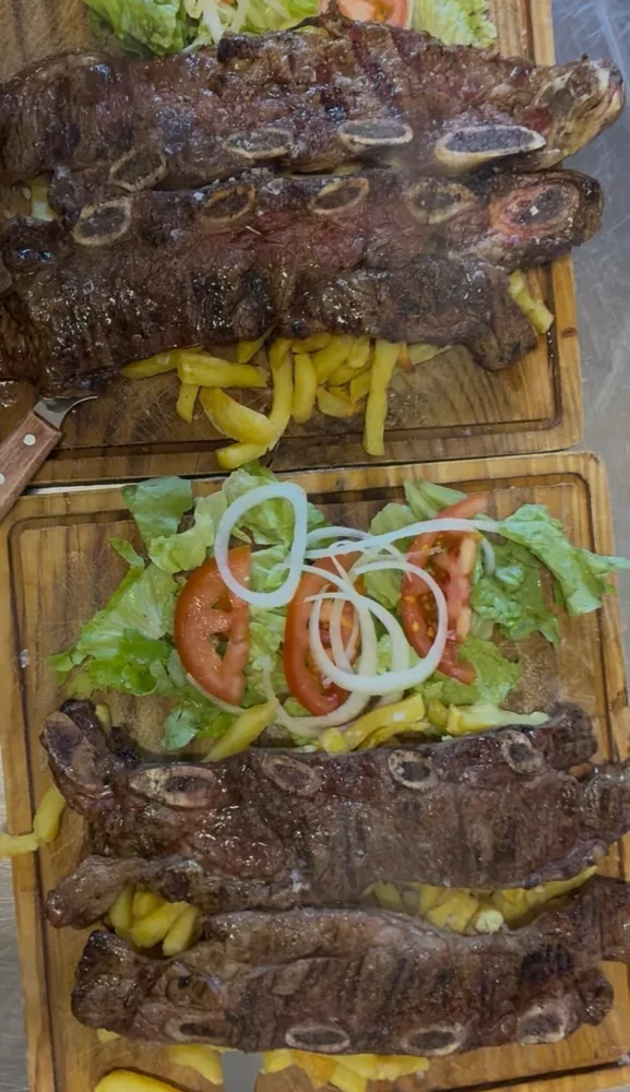 Churrasco de ternera a la parrilla en el restaurante El Bosque, en Mos