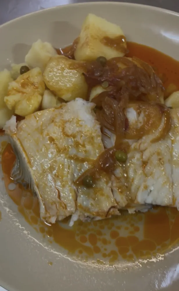 Bacalao a la gallega, con su ajada en el restaurante El Bosque, en Mos