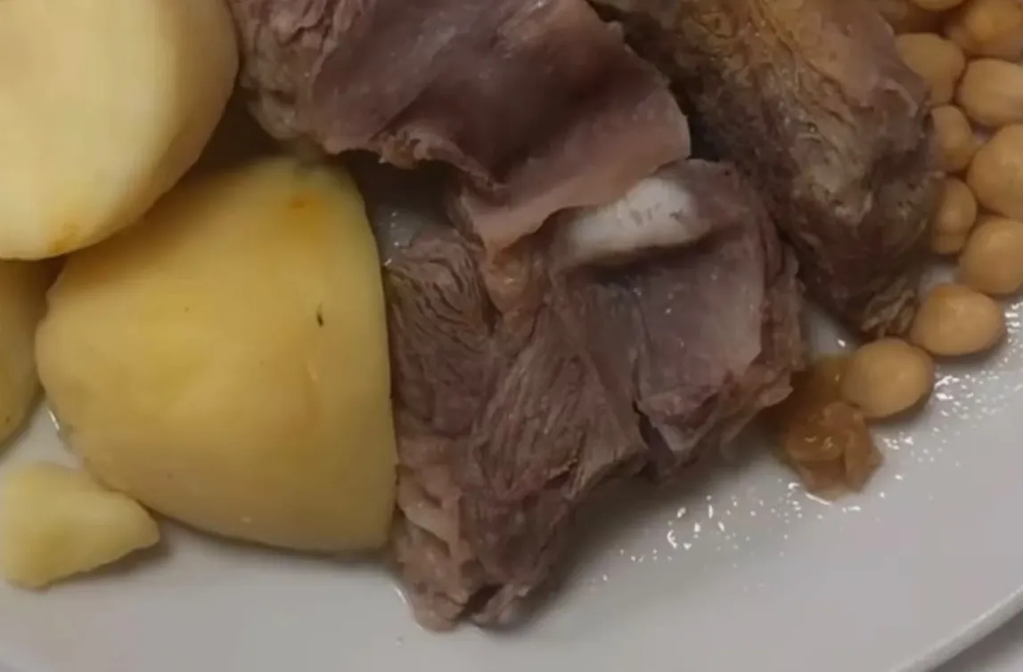 Carne ó caldeiro con cachelos en el restaurante El Bosque, en Mos
